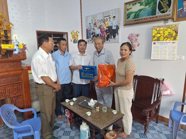 Xã Thanh Oai: Thăm hỏi, tặng quà các gia đình chính sách, người có công tiêu biểu- Ảnh 7.