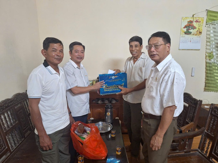 Xã Thanh Oai: Thăm hỏi, tặng quà các gia đình chính sách, người có công tiêu biểu- Ảnh 9.