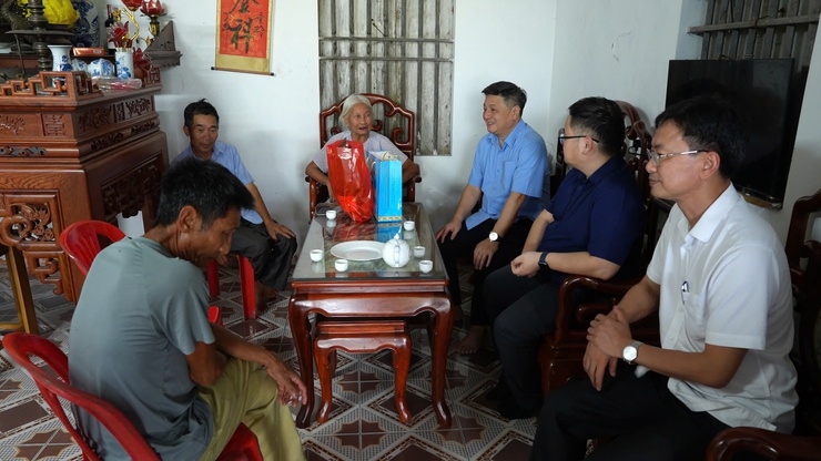 Xã Thanh Oai: Thăm hỏi, tặng quà các gia đình chính sách, người có công tiêu biểu- Ảnh 3.