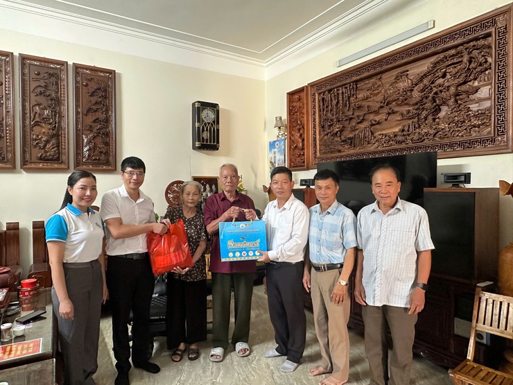 Xã Thanh Oai: Thăm hỏi, tặng quà các gia đình chính sách, người có công tiêu biểu- Ảnh 4.