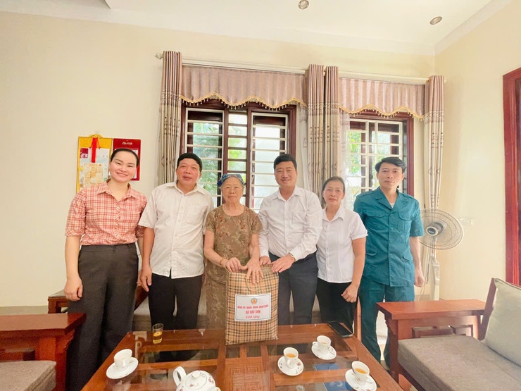 ĐỒNG CHÍ TỐNG MINH KIỀU – ĐUV, TRƯỞNG PHÒNG VH-XH XÃ SÓC SƠN THĂM, TẶNG QUÀ NGƯỜI CÓ CÔNG VỚI CÁCH MẠNG- Ảnh 1.