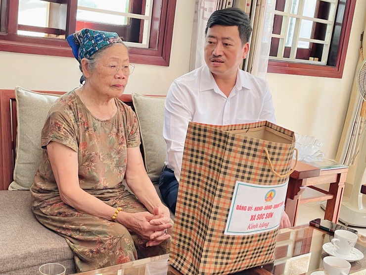 ĐỒNG CHÍ TỐNG MINH KIỀU – ĐUV, TRƯỞNG PHÒNG VH-XH XÃ SÓC SƠN THĂM, TẶNG QUÀ NGƯỜI CÓ CÔNG VỚI CÁCH MẠNG- Ảnh 3.