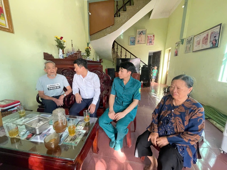 ĐỒNG CHÍ TỐNG MINH KIỀU – ĐUV, TRƯỞNG PHÒNG VH-XH XÃ SÓC SƠN THĂM, TẶNG QUÀ NGƯỜI CÓ CÔNG VỚI CÁCH MẠNG- Ảnh 4.