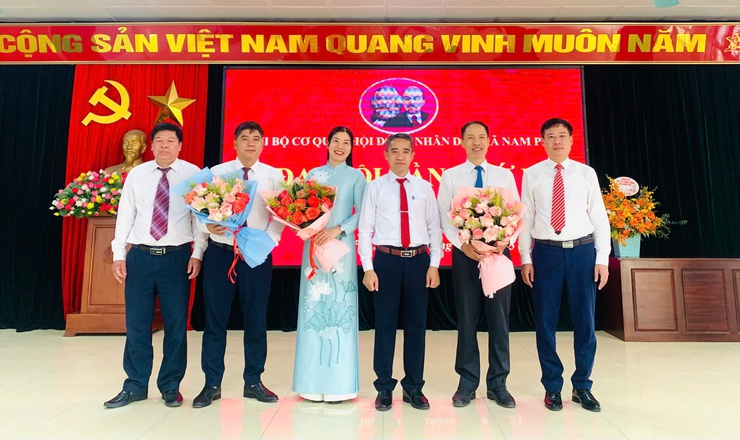 Chi bộ cơ quan HĐND xã Nam Phù phát huy tốt vai trò của cơ quan dân cử, thực sự đại diện cho ý chí và nguyện vọng của Nhân dân.- Ảnh 5.