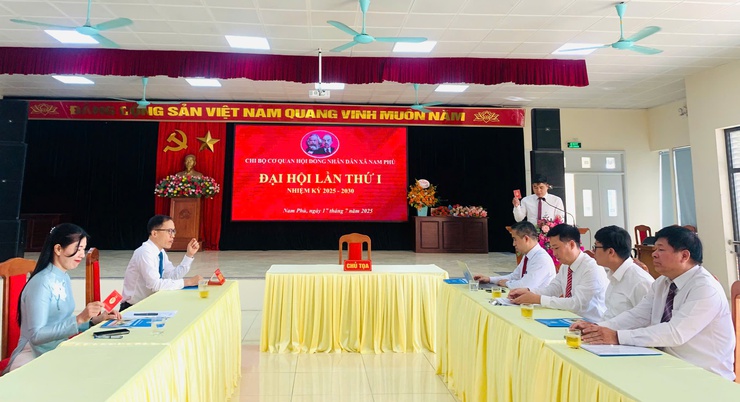 Chi bộ cơ quan HĐND xã Nam Phù phát huy tốt vai trò của cơ quan dân cử, thực sự đại diện cho ý chí và nguyện vọng của Nhân dân.- Ảnh 4.