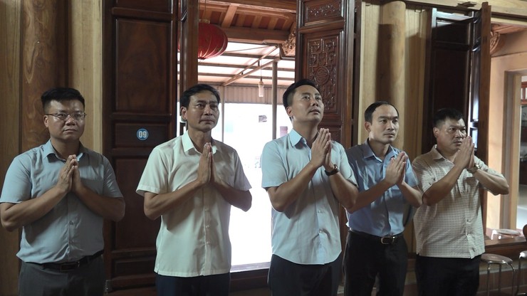 Lãnh đạo xã Minh Châu thăm, tặng quà Mẹ liệt sĩ và các đồng chí nguyên lãnh đạo xã nhân dịp 27/7- Ảnh 1.