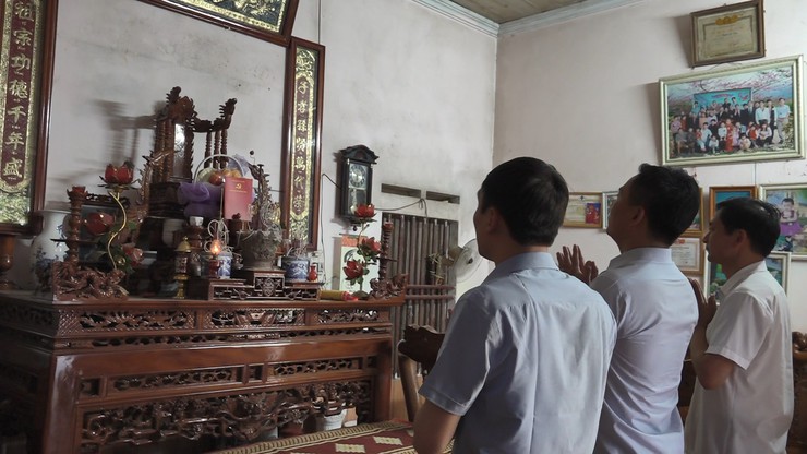 Lãnh đạo xã Minh Châu thăm, tặng quà Mẹ liệt sĩ và các đồng chí nguyên lãnh đạo xã nhân dịp 27/7- Ảnh 2.