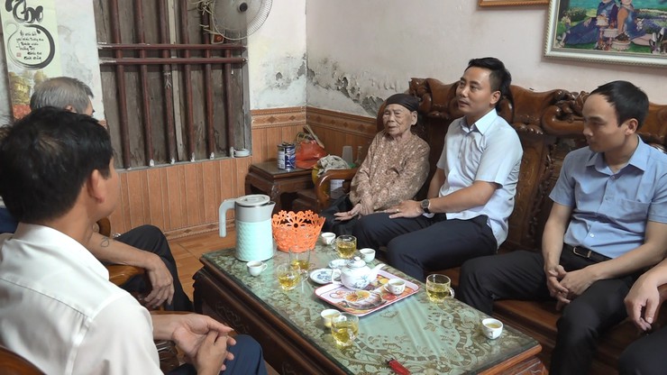 Lãnh đạo xã Minh Châu thăm, tặng quà Mẹ liệt sĩ và các đồng chí nguyên lãnh đạo xã nhân dịp 27/7- Ảnh 4.