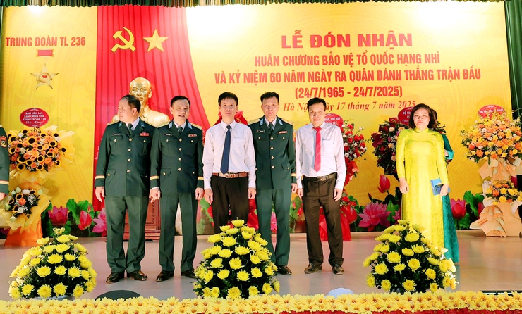 TRUNG ĐOÀN 236 TỔ CHỨC LỄ ĐÓN NHẬN HUÂN CHƯƠNG BẢO VỆ TỔ QUỐC HẠNG NHÌ; KỶ NIỆM 60 NĂM NGÀY RA QUÂN ĐÁNH THẮNG TRẬN ĐẦU CỦA BỘ ĐỘI TÊN LỬA (24/7/1965-24/7/2025).- Ảnh 10.