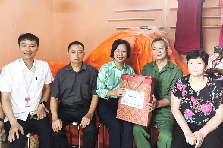 Phường Thanh Xuân thăm, tặng quà các gia đình chính sách- Ảnh 1.