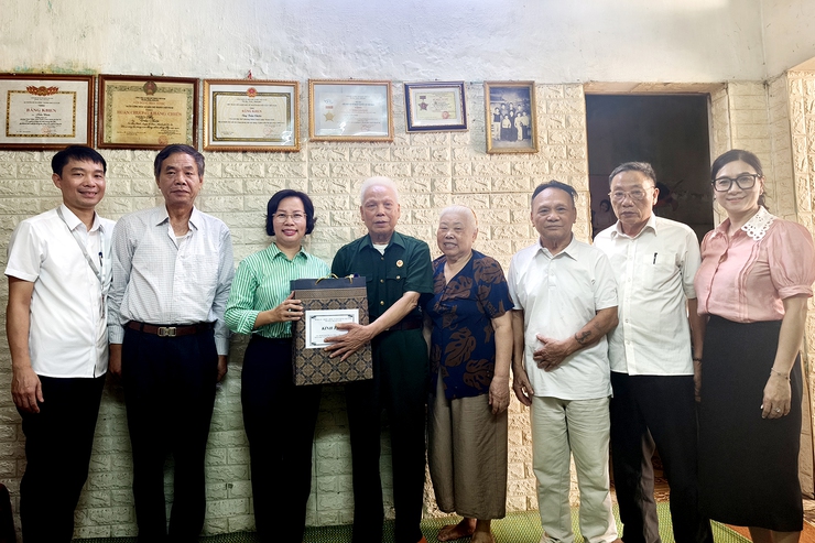 Phường Thanh Xuân thăm, tặng quà các gia đình chính sách- Ảnh 2.