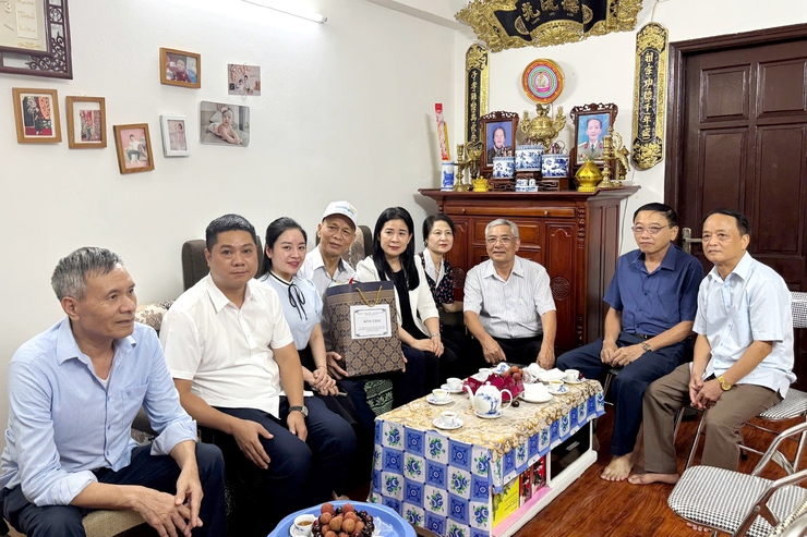 Phường Thanh Xuân thăm, tặng quà các gia đình chính sách- Ảnh 3.
