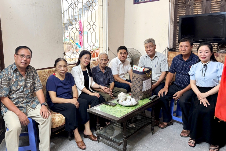 Phường Thanh Xuân thăm, tặng quà các gia đình chính sách- Ảnh 4.