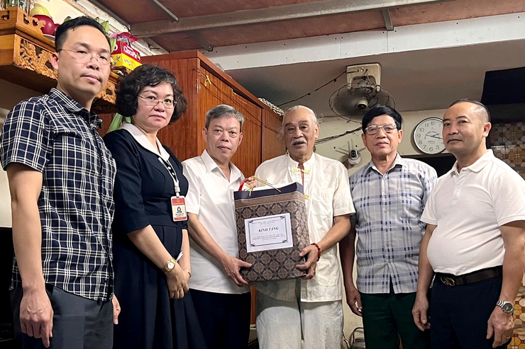 Phường Thanh Xuân thăm, tặng quà các gia đình chính sách- Ảnh 5.