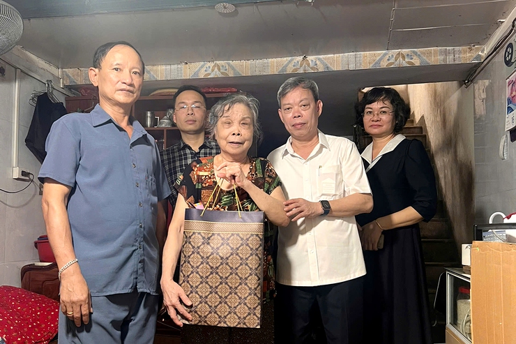 Phường Thanh Xuân thăm, tặng quà các gia đình chính sách- Ảnh 6.