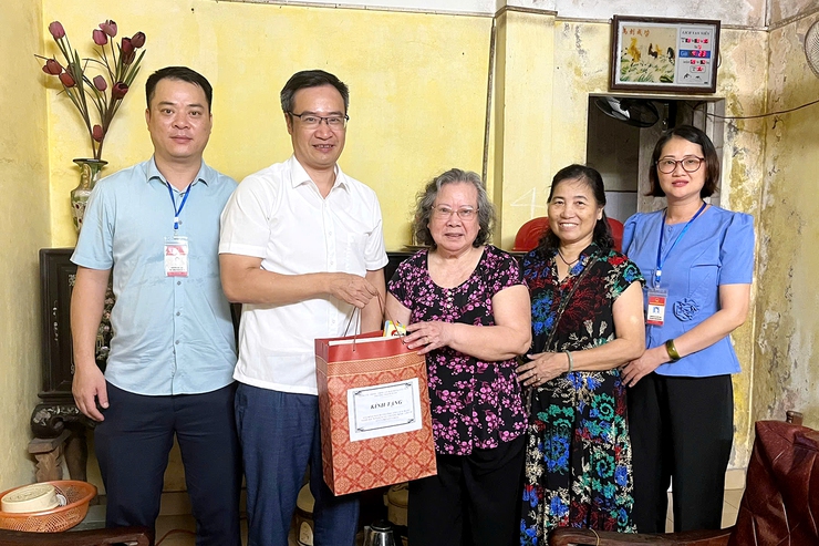 Phường Thanh Xuân thăm, tặng quà các gia đình chính sách- Ảnh 7.