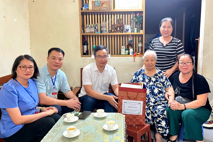 Phường Thanh Xuân thăm, tặng quà các gia đình chính sách- Ảnh 8.
