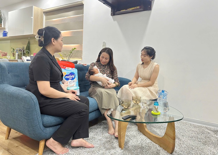 Lãnh đạo Ủy ban MTTQ Việt Nam xã Quốc Oai thăm, tặng quà cháu bé bị bỏ rơi tại khu đô thị CEO Sài Sơn- Ảnh 1.