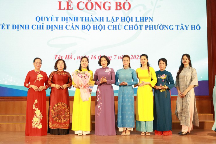 Kỳ họp lần thứ Nhất Ban chấp hành Hội LHPN phường Tây Hồ, nhiệm kỳ 2021-2026: Tăng cường đi cơ sở, nắm bắt từng khu vực để củng cố công tác Hội- Ảnh 1.