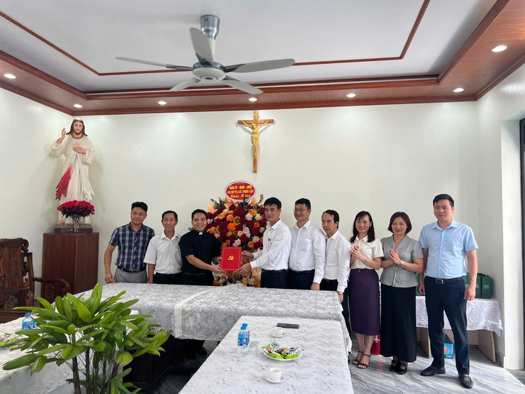 Đoàn lãnh đạo xã Thiên Lộc thăm, tặng quà giáo họ Mai Châu nhân dịp khánh thành công trình nhà giáo lý- Ảnh 2.