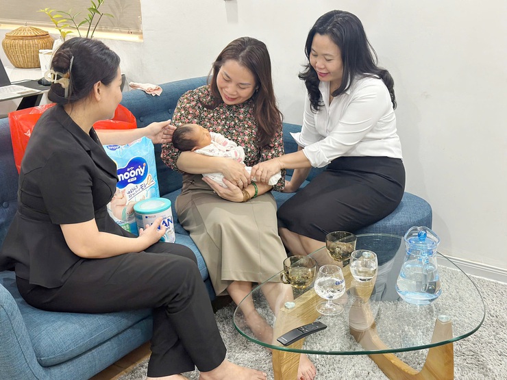 Lãnh đạo Ủy ban MTTQ Việt Nam xã Quốc Oai thăm, tặng quà cháu bé bị bỏ rơi tại khu đô thị CEO Sài Sơn- Ảnh 2.