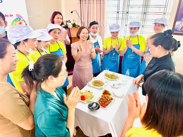 TRƯỜNG MẦM NON THỊNH LIỆT TỔ CHỨC TẬP HUẤN  CÔNG TÁC TỔ CHỨC BỮA ĂN HỌC ĐƯỜNG CHO TRẺ MẦM NON NĂM 2025- Ảnh 2.