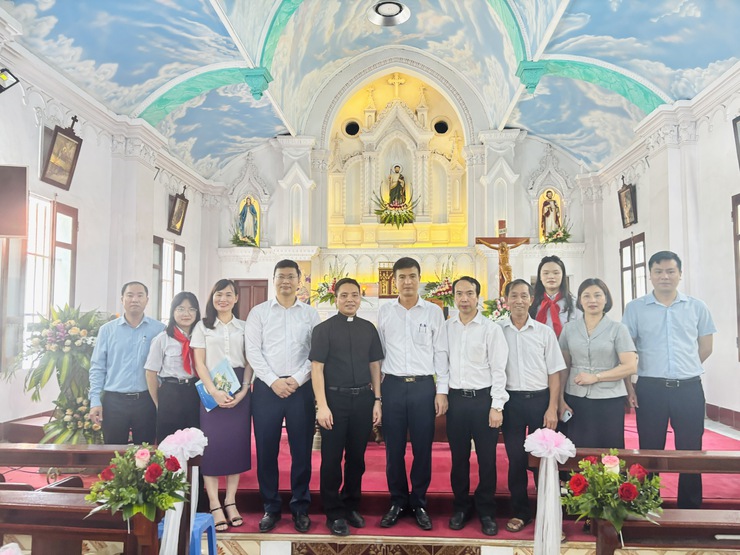 Đoàn lãnh đạo xã Thiên Lộc thăm, tặng quà giáo họ Mai Châu nhân dịp khánh thành công trình nhà giáo lý- Ảnh 1.