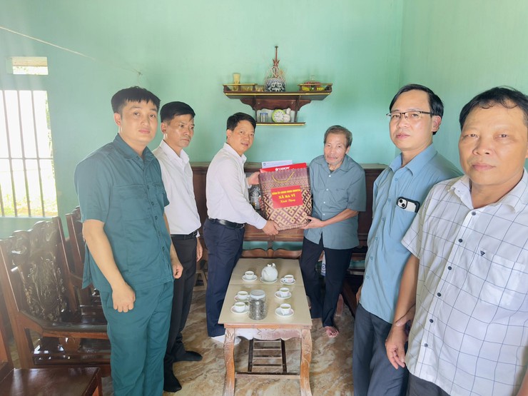 THĂM HỎI NGƯỜI CÓ CÔNG NHÂN DỊP KỶ NIỆM 78 NĂM NGÀY THƯƠNG BINH – LIỆT SỸ (27/7/1947 – 27/7/2025- Ảnh 1.