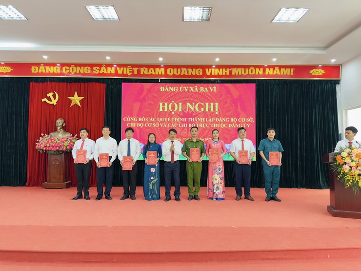Đảng uỷ xã Ba Vì tổ chức Hội nghị công bố các quyết định thành lập Đảng bộ cơ sở, chi bộ cơ sở và các chi bộ trực thuộc Đảng uỷ.- Ảnh 6.