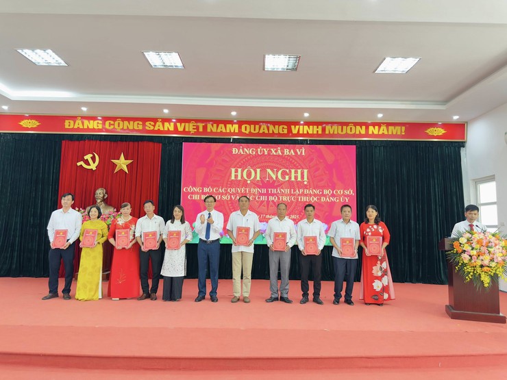Đảng uỷ xã Ba Vì tổ chức Hội nghị công bố các quyết định thành lập Đảng bộ cơ sở, chi bộ cơ sở và các chi bộ trực thuộc Đảng uỷ.- Ảnh 7.