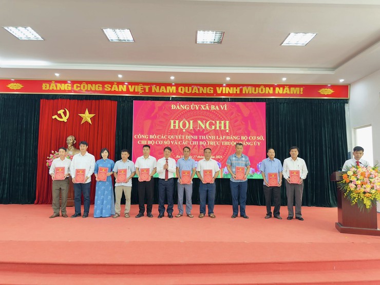 Đảng uỷ xã Ba Vì tổ chức Hội nghị công bố các quyết định thành lập Đảng bộ cơ sở, chi bộ cơ sở và các chi bộ trực thuộc Đảng uỷ.- Ảnh 2.