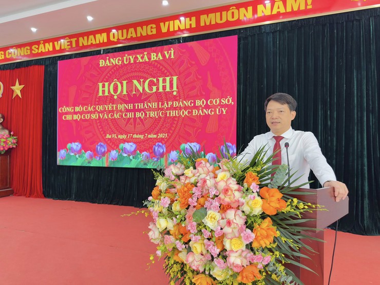 Đảng uỷ xã Ba Vì tổ chức Hội nghị công bố các quyết định thành lập Đảng bộ cơ sở, chi bộ cơ sở và các chi bộ trực thuộc Đảng uỷ.- Ảnh 1.