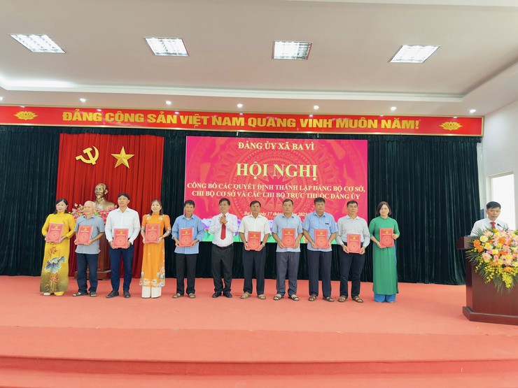 Đảng uỷ xã Ba Vì tổ chức Hội nghị công bố các quyết định thành lập Đảng bộ cơ sở, chi bộ cơ sở và các chi bộ trực thuộc Đảng uỷ.- Ảnh 4.