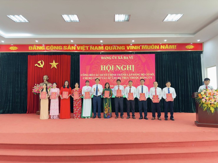 Đảng uỷ xã Ba Vì tổ chức Hội nghị công bố các quyết định thành lập Đảng bộ cơ sở, chi bộ cơ sở và các chi bộ trực thuộc Đảng uỷ.- Ảnh 3.