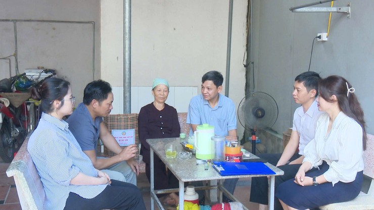 PHÓ BÍ THƯ ĐẢNG ỦY, CHỦ TỊCH UBND XÃ SÓC SƠN PHẠM QUANG NGỌC THĂM, TẶNG QUÀ GIA ĐÌNH CHÍNH SÁCH- Ảnh 3.