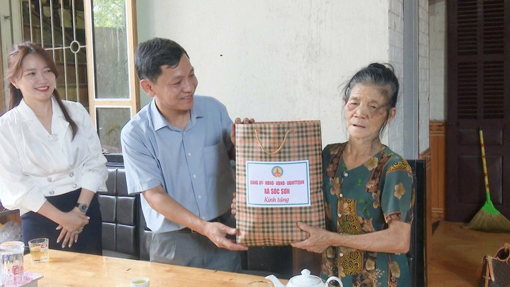 PHÓ BÍ THƯ ĐẢNG ỦY, CHỦ TỊCH UBND XÃ SÓC SƠN PHẠM QUANG NGỌC THĂM, TẶNG QUÀ GIA ĐÌNH CHÍNH SÁCH- Ảnh 2.