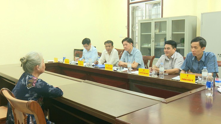 Đồng chí Phùng Bá Nhân - Bí thư Đảng uỷ, Chủ tịch HĐND xã tiếp công dân - Ảnh 1.