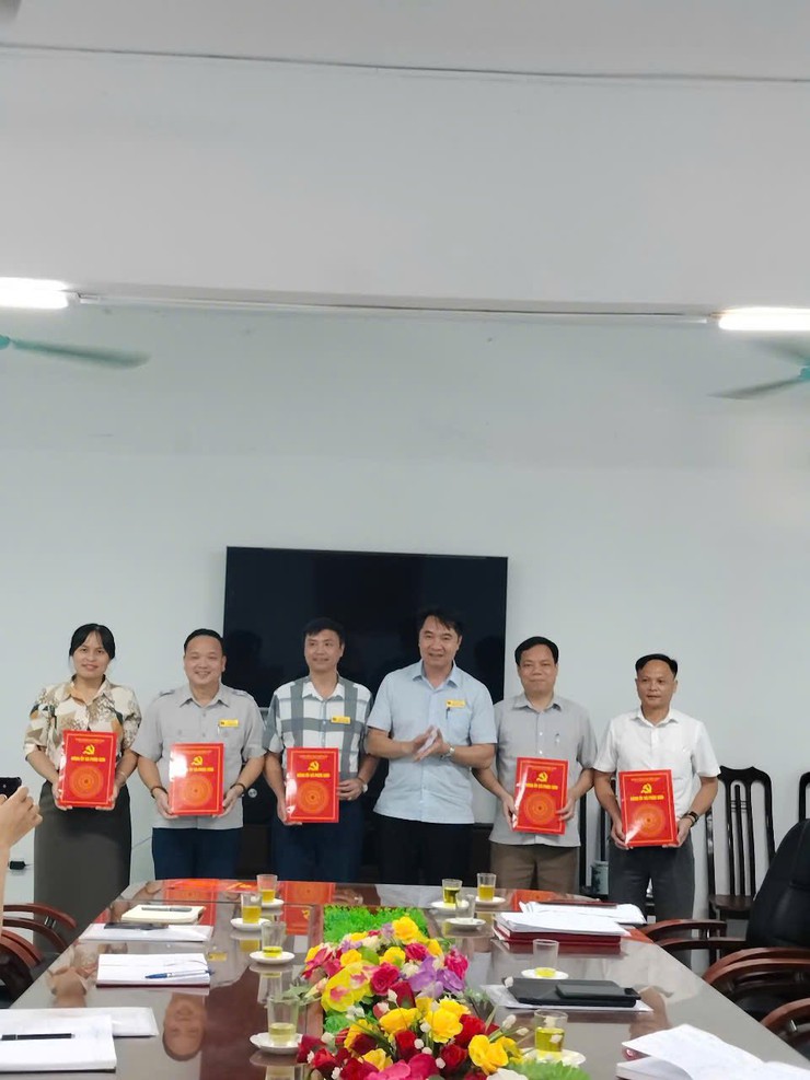 ĐẢNG ỦY CÁC CƠ QUAN ĐẢNG XÃ PHÚC SƠN TỔ CHỨC HỘI NGHỊ CÔNG BỐ VÀ TRAO CÁC QUYẾT ĐỊNH THÀNH LẬP CHI BỘ VÀ CÔNG TÁC CÁN BỘ- Ảnh 1.