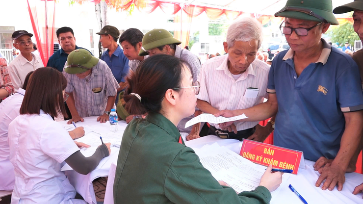 Xã Dân Hòa: 304 thương bệnh binh, đối tượng chính sách được khám bệnh, tư vấn sức khỏe và cấp phát thuốc miễn phí- Ảnh 11.