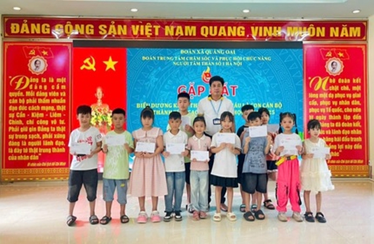 Khen thưởng các cháu là con cán bộ có thành tích cao trong năm học 2024-2025- Ảnh 2.