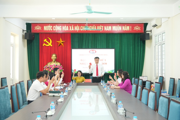Đại hội Chi bộ Văn phòng Đảng ủy xã Phù Đổng lần thứ nhất, nhiệm kỳ 2025 -2030 thành công tốt đẹp- Ảnh 4.