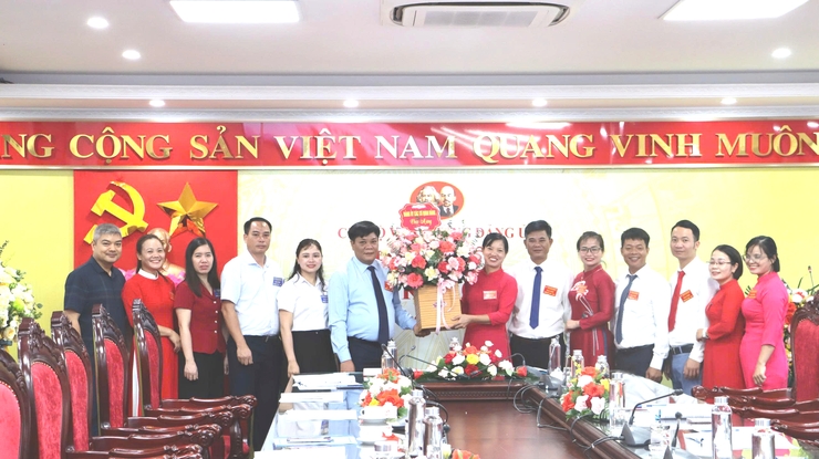 Chi bộ Văn phòng Đảng ủy xã Thạch Thất tổ chức đại hội nhiệm kỳ 2025 - 2030- Ảnh 1.