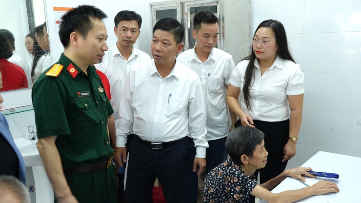 Xã Thanh Oai: Khám bệnh, tư vấn sức khoẻ, cấp thuốc cho gần 250 đối tượng chính sách- Ảnh 6.