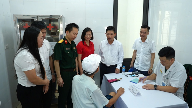 Xã Thanh Oai: Khám bệnh, tư vấn sức khoẻ, cấp thuốc cho gần 250 đối tượng chính sách- Ảnh 5.