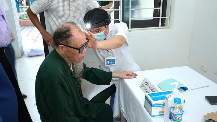 Xã Thanh Oai: Khám bệnh, tư vấn sức khoẻ, cấp thuốc cho gần 250 đối tượng chính sách- Ảnh 8.