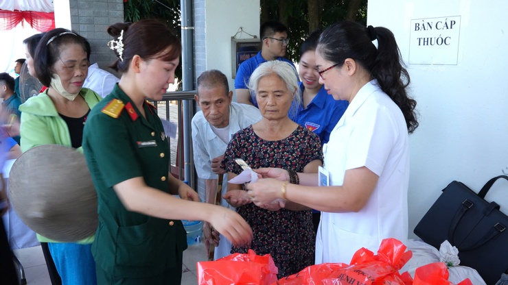 Xã Thanh Oai: Khám bệnh, tư vấn sức khoẻ, cấp thuốc cho gần 250 đối tượng chính sách- Ảnh 9.