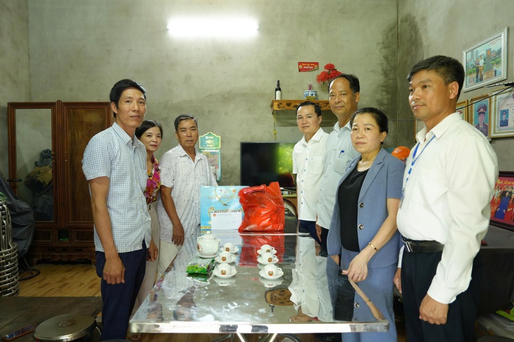 Chủ tịch UBND xã Thanh Oai Vũ Quỳnh thăm, tặng quà tri ân các gia đình chính sách- Ảnh 2.