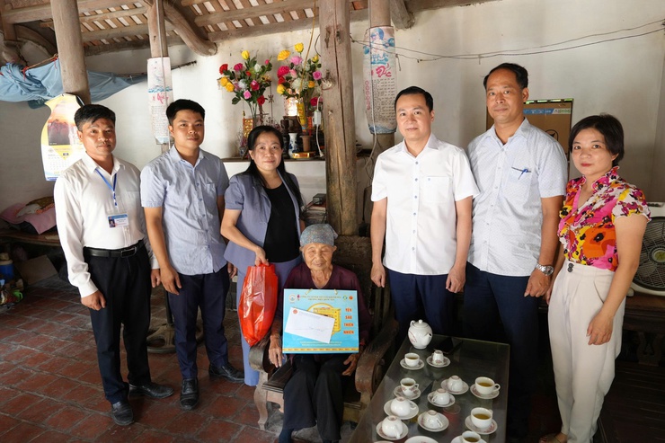 Chủ tịch UBND xã Thanh Oai Vũ Quỳnh thăm, tặng quà tri ân các gia đình chính sách- Ảnh 1.