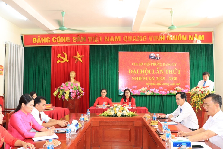 Chi bộ Văn phòng Đảng ủy xã Phú Nghĩa tổ chức thành công Đại hội lần thứ nhất, nhiệm kỳ 2025 – 2030

- Ảnh 2.