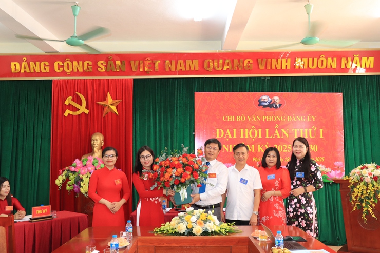 Chi bộ Văn phòng Đảng ủy xã Phú Nghĩa tổ chức thành công Đại hội lần thứ nhất, nhiệm kỳ 2025 – 2030

- Ảnh 4.